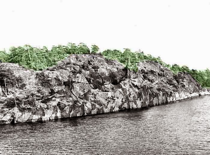 (Courtesy of reddit http://www.reddit.com/r/pics/comments/2muv2x/a_camouflaged_swedish_navy_ship/)